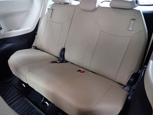 Used 2022 Toyota Sienna Limited image 18