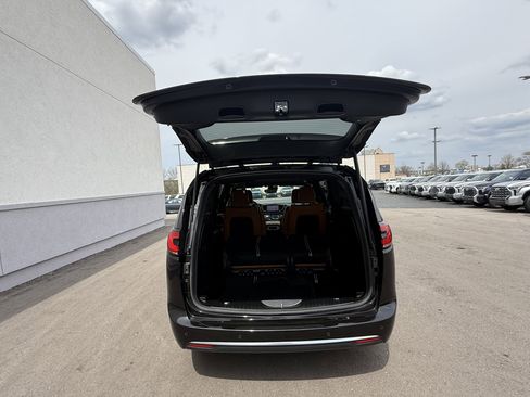 Used 2023 Chrysler Pacifica Pinnacle FWD image 21