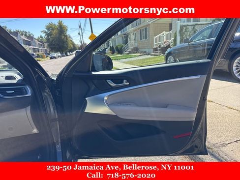 Used 2023 Genesis G70 2.0T image 12