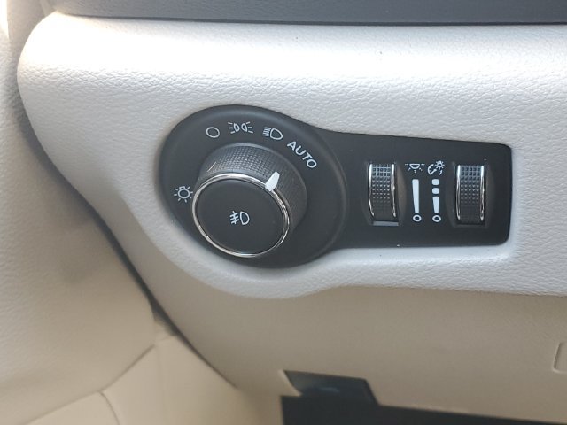 Used 2021 Chrysler Pacifica Touring-L FWD image 21