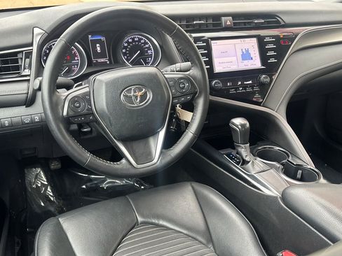 Used 2019 Toyota Camry SE image 4