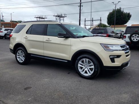 Used 2018 Ford Explorer XLT w/ Equipment Group 201A AWD/4WD image 6