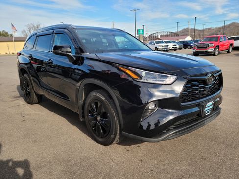 Used 2021 Toyota Highlander XLE image 3