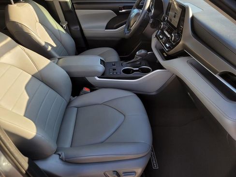 Used 2024 Toyota Highlander XLE image 12