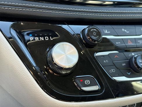 Used 2023 Chrysler Pacifica Touring-L FWD image 14