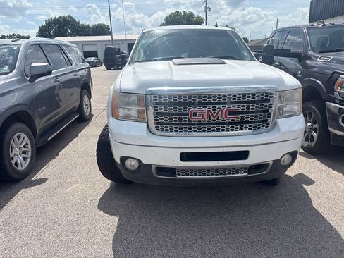 Used 2014 GMC Sierra 2500 Denali w/ Suspension Package, Off-Road AWD/4WD image 8