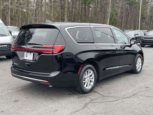 New 2026 Chrysler Pacifica Select image 8
