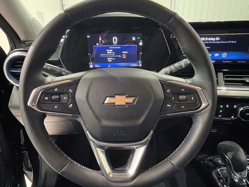 Used 2025 Chevrolet Trax LT w/ LT Convenience Package FWD image 33
