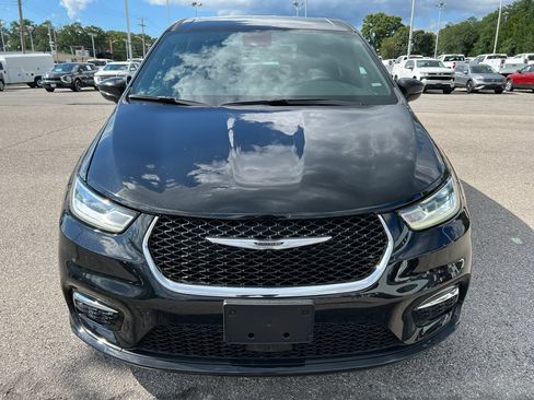 Used 2025 Chrysler Pacifica Select FWD image 2
