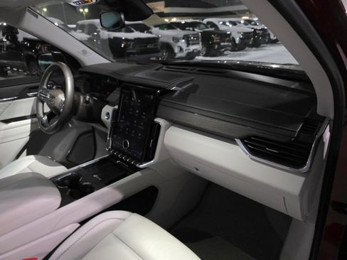 Used 2024 GMC Acadia Denali image 15