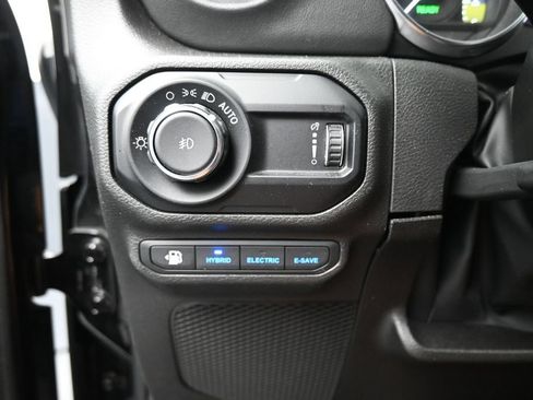 Used 2023 Jeep Wrangler Unlimited Sahara AWD/4WD image 11