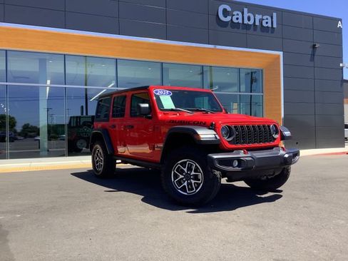Used 2025 Jeep Wrangler Unlimited Rubicon w/ Convenience Group AWD/4WD image 2