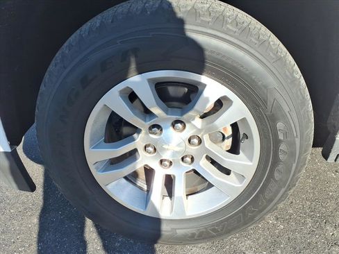 Used 2018 Chevrolet Suburban LT image 9