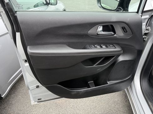 Used 2026 Chrysler Pacifica Select FWD image 18