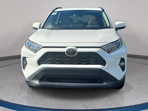 Used 2019 Toyota RAV4 XLE w/ Convenience Package FWD image 2