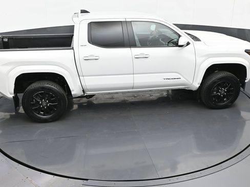 Used 2024 Toyota Tacoma SR5 AWD/4WD image 31