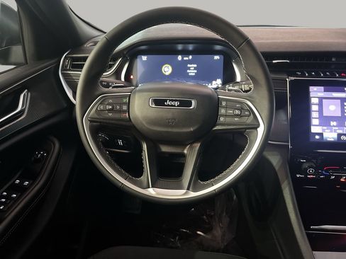 Used 2025 Jeep Grand Cherokee Laredo X image 13