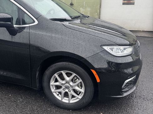 Used 2024 Chrysler Pacifica Touring-L image 3