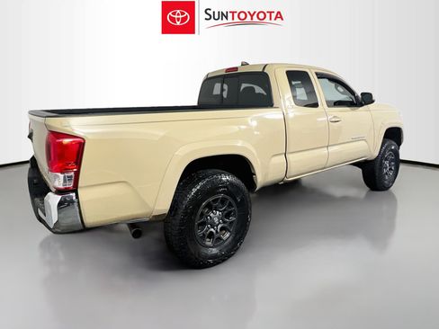 Used 2017 Toyota Tacoma SR5 w/ Tow Package AWD/4WD image 4