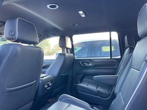 Used 2024 GMC Yukon XL SLT w/ SLT Luxury Package AWD/4WD image 4