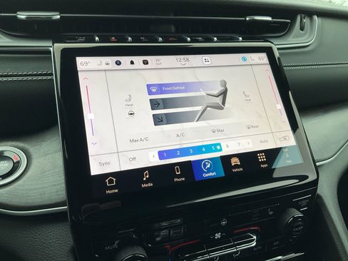 Used 2024 Jeep Grand Cherokee Limited image 25