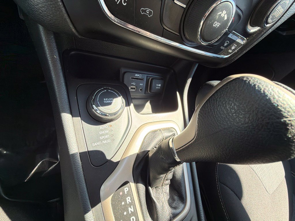 Used 2015 Jeep Cherokee Latitude w/ Cold Weather Group AWD/4WD image 23