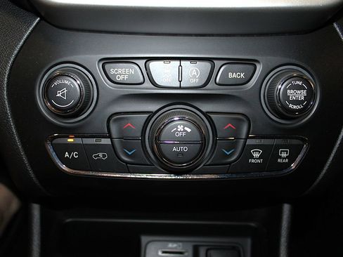 Certified 2017 Jeep Cherokee Trailhawk w/ Comfort/Convenience Group AWD/4WD image 21
