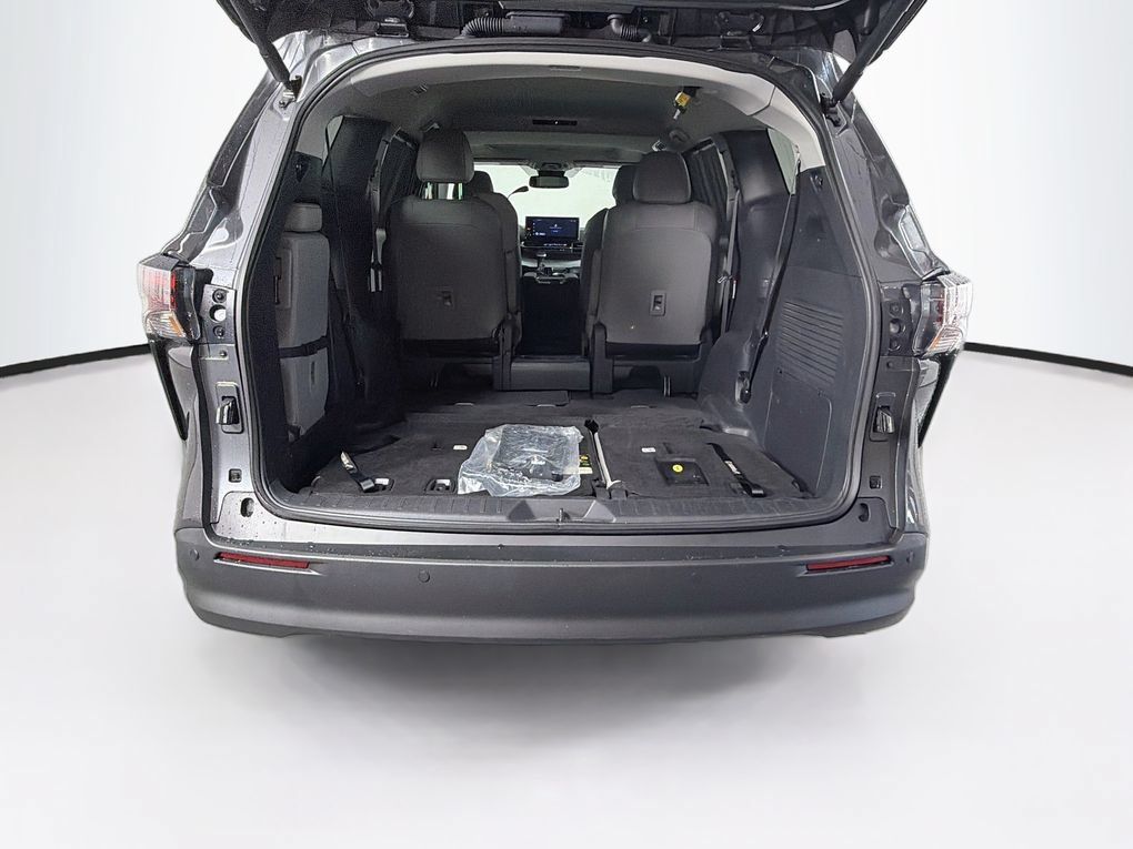 Used 2025 Toyota Sienna XLE FWD image 31