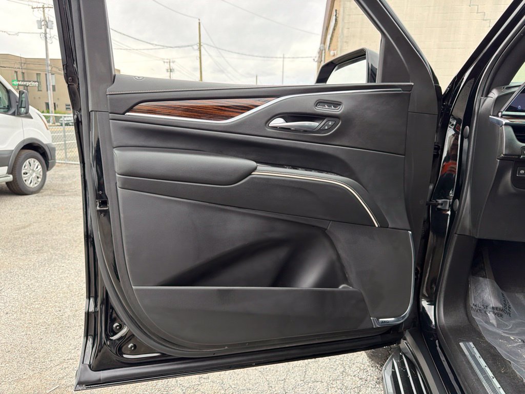 Used 2023 Cadillac Escalade Luxury AWD/4WD image 38
