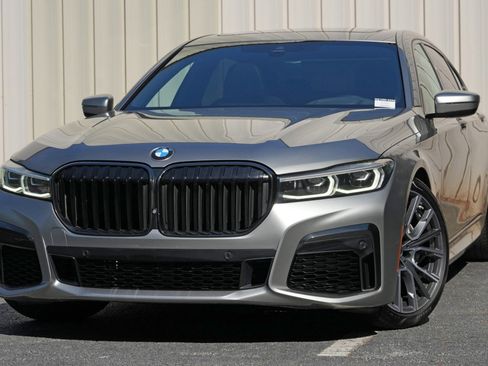 Used 2022 BMW 740i w/ M Sport Package RWD image 3