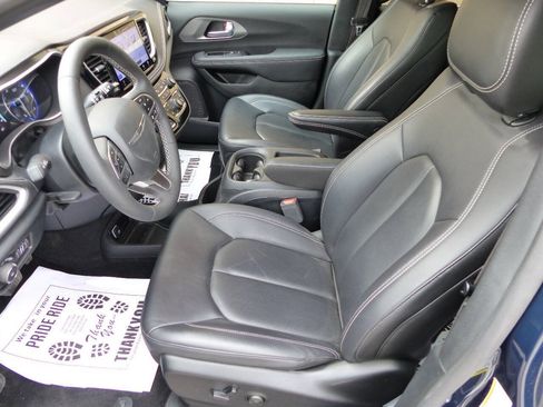 Used 2025 Chrysler Pacifica Select FWD image 17