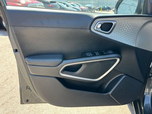 Used 2025 Kia Soul LX w/ LX Technology Package image 18
