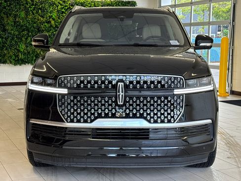 Certified 2025 Lincoln Navigator Reserve image 9