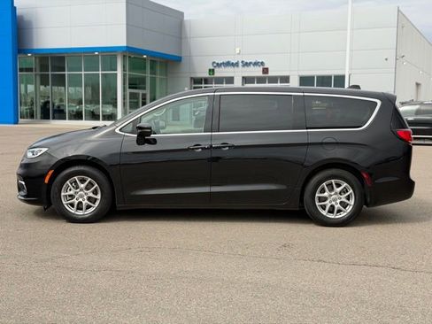 Used 2023 Chrysler Pacifica Touring-L image 9