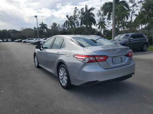 Used 2018 Toyota Camry LE image 3