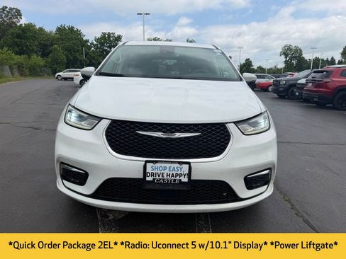 Used 2023 Chrysler Pacifica Touring-L FWD image 2