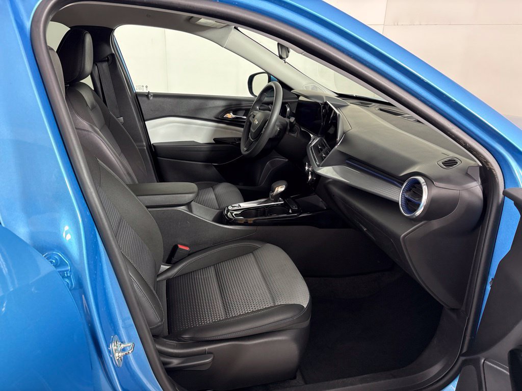 Used 2025 Chevrolet Trax LT FWD image 17