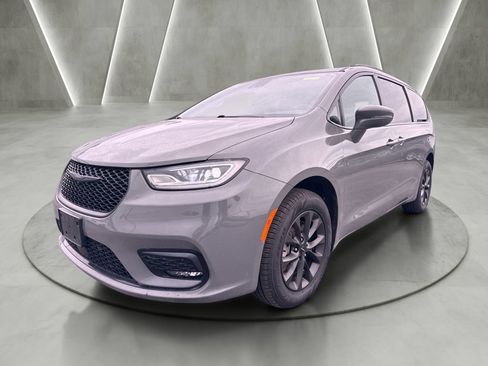 Used 2022 Chrysler Pacifica Touring-L w/ S Appearance Package AWD/4WD image 3