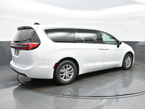 New 2027 Chrysler Pacifica Select FWD image 7