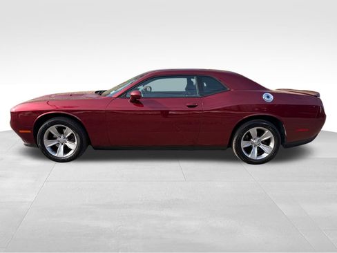 Used 2018 Dodge Challenger SXT RWD image 10