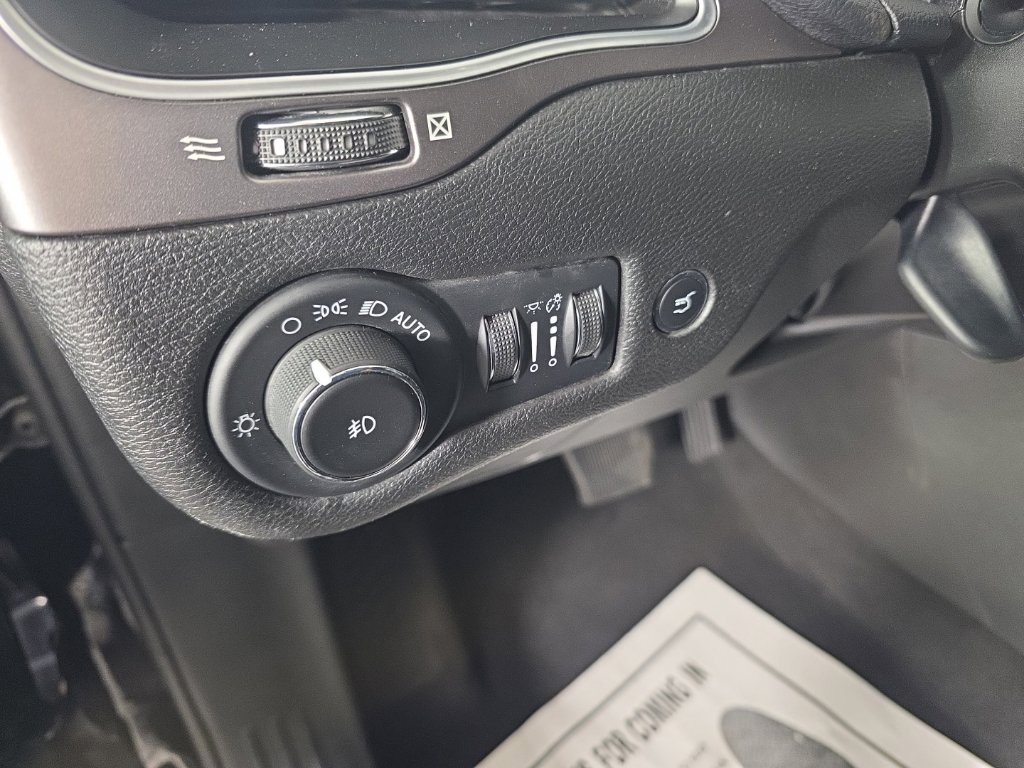 Used 2021 Jeep Cherokee Latitude Lux w/ Comfort/Convenience Group AWD/4WD image 13