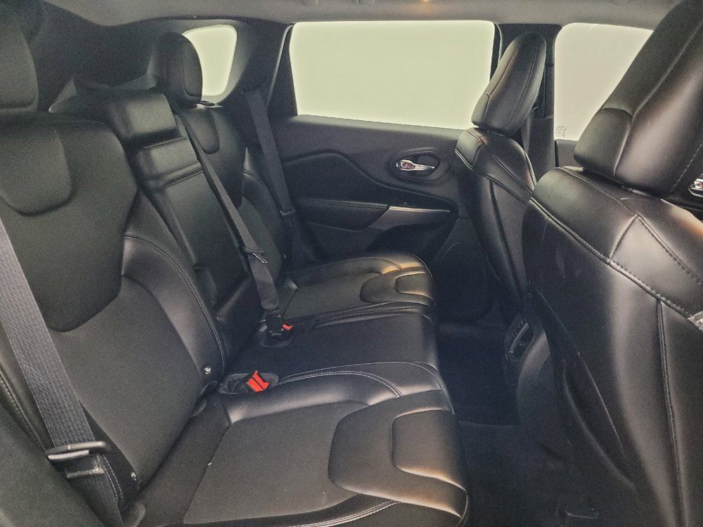 Used 2019 Jeep Cherokee Latitude Plus w/ Comfort/Convenience Group AWD/4WD image 19