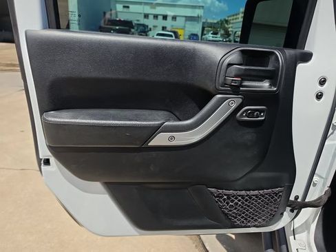 Used 2016 Jeep Wrangler Unlimited Rubicon AWD/4WD image 15