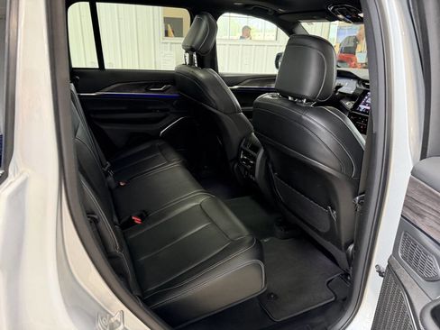 Used 2022 Jeep Grand Cherokee Overland AWD/4WD image 9