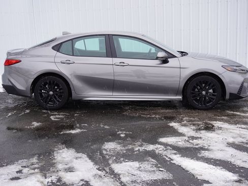 Used 2025 Toyota Camry SE image 2