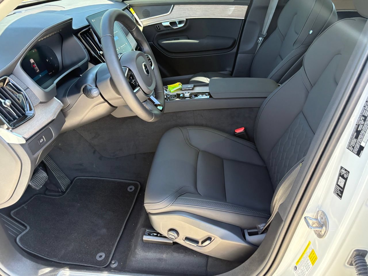 New 2026 Volvo XC90 B6 Plus w/ Protection Package Premier AWD/4WD image 18