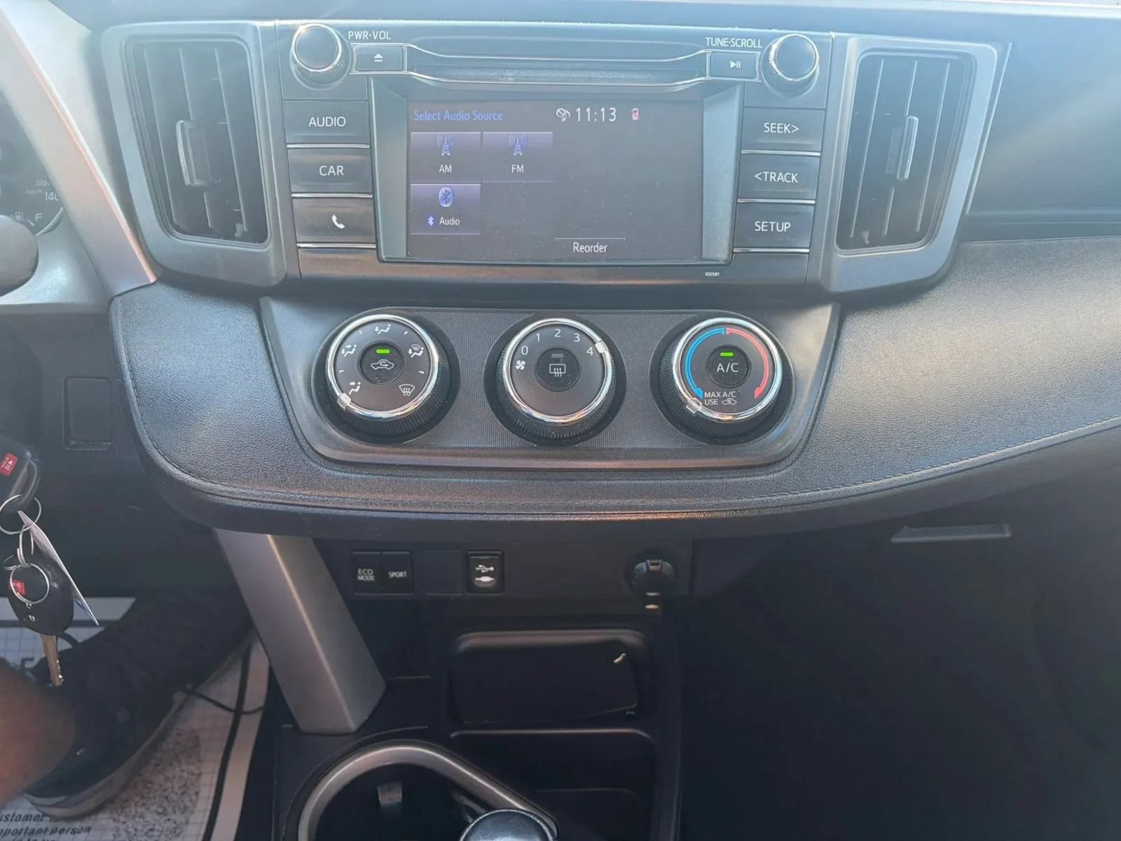 Used 2018 Toyota RAV4 LE FWD image 15