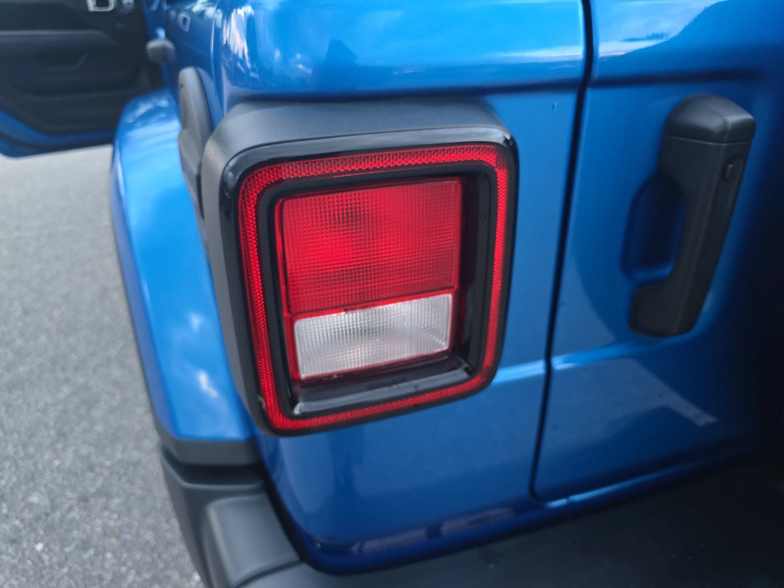 Used 2022 Jeep Wrangler Unlimited Sahara AWD/4WD image 35
