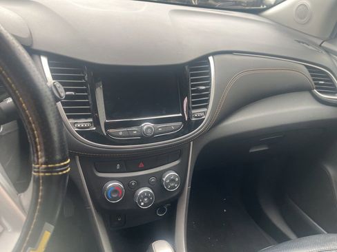 Used 2021 Chevrolet Trax LT w/ Midnight Edition image 3