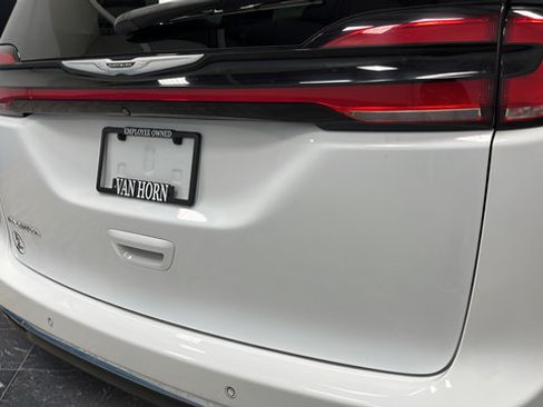 Used 2023 Chrysler Pacifica Touring-L FWD image 37